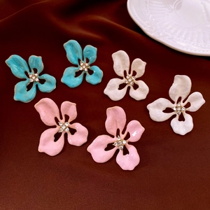 Detailansicht unregelmäßiger Emaille-Blumenohrringe mit Zirkonia-Mitte in drei Trendfarben