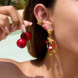 Parure de boucles d'oreilles bohèmes dorées avec corail rouge et étoile de mer