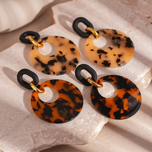 Retro geometric resin tortoise shell hoop earrings with leopard print and golden accents