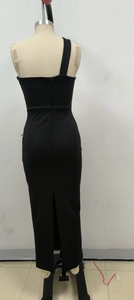 Vue arrière d'une robe de soirée noire asymétrique avec fermeture éclair et fente