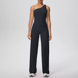 Détail d'un haut de yoga asymétrique noir et d'un pantalon de sport large et fluide