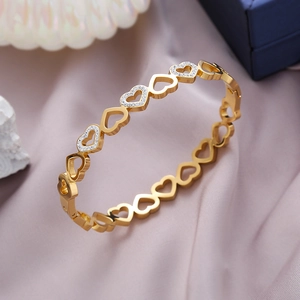 Bracelet à maillons cœur dorés avec cristaux pavés sur fond de soie violette élégant