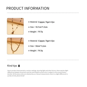 Détail du collier en pierre œil de tigre plaqué or 18 carats avec pendentifs cœur et gourde