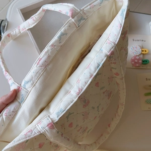Detailansicht der geräumigen gesteppten Baumwoll-Tasche mit weichen Bogen-Prints