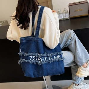 Grand sac cabas en denim bleu avec franges à pompons et broderie 7STREET pour femme
