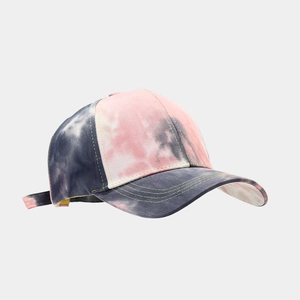 Détail d'une casquette tie-dye avec coutures jaunes et sangle arrière réglable
