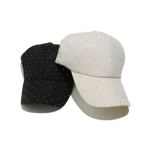 Détails de strass scintillants sur casquettes de baseball noires et blanc crème