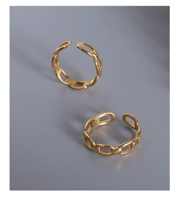 Detail of adjustable gold-plated chain-link rings featuring a minimalist hollow design