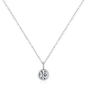Collana classica con solitario in moissanite da 1 carato in argento S925 su sfondo bianco