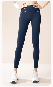 Dettaglio dei leggings da yoga blu navy a vita alta con strisce bianche laterali aerodinamiche