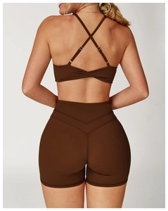 Vue arrière de la brassière de yoga marron à bretelles croisées et short assorti