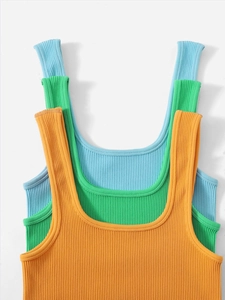 Détail à plat de débardeurs de sport en maille côtelée orange, vert et bleu