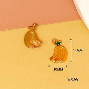 Detailansicht Emaille Bananenanhänger für DIY-Schmuck mit Maßen 14mm mal 10mm in Goldoptik