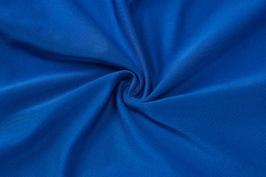 Macro del tessuto a maglia blu reale con sottile costina per un completo vestibilità slim
