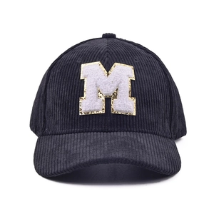 Schwarze Cord-Baseballkappe mit M-Stickerei-Aufnäher und goldenen Pailletten