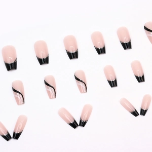 Faux ongles French noir pailleté et rose nude avec des motifs de rayures ondulées
