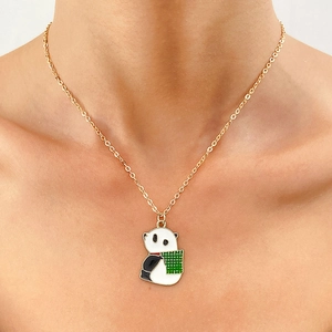 Nahaufnahme einer süßen Panda-Halskette mit schwarz-weißer Emaille auf Goldkette