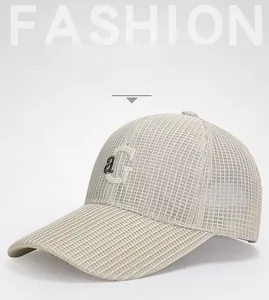 Détail de la casquette de baseball en maille respirante avec logo aG brodé en beige