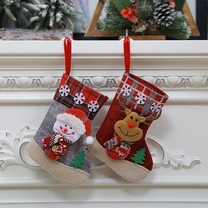 Lot de chaussettes de Noël avec bonhomme de neige et élan sur cheminée blanche