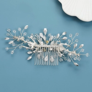 Peigne à cheveux argenté avec fleurs et perles de cristal pour mariée sur fond bleu
