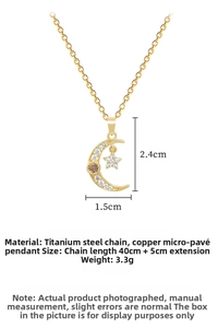 Détail du collier avec pendentif étoile et lune en zircone et chaîne de 40 cm en titane