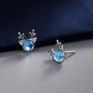 Eleganti orecchini a lobo a forma di renna con gemma blu e finitura in argento per Natale