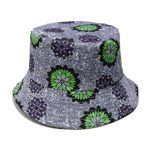 Dettaglio cappello alla pescatora in cotone con motivo paisley viola e fiori verdi