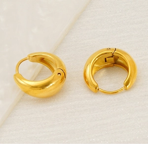 Dettaglio di orecchini a cerchio spessi in acciaio inossidabile placcato oro 18k