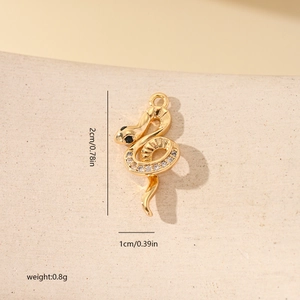 Détails du pendentif serpent doré avec dimensions 2cm x 1cm et poids de 0,8g