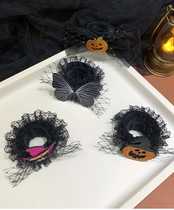 Halloween-Spitzen-Haargummis mit Kürbis-, Schmetterlings- und Hexenhut-Motiven im Detail