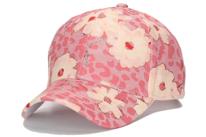 Vue détaillée de la casquette de baseball rose avec fleurs blanches et motifs léopard