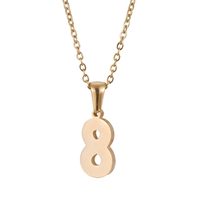 Détail du pendentif chiffre porte-bonheur 8 en acier doré avec chaîne fine délicate