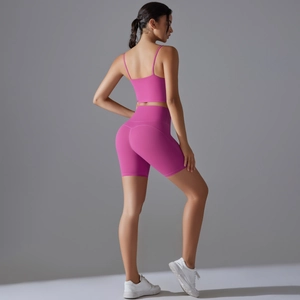Dettaglio del set yoga rosa acceso che mostra la vista posteriore di pantaloncini e reggiseno