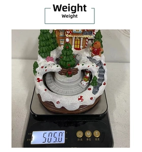 Detaillierte Gewichtsmessung der weihnachtlichen Lebkuchenhaus-Spieluhr mit 505 Gramm Gewicht