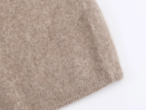 Dettaglio ravvicinato del tessuto in cashmere peluche marrone chiaro di qualità