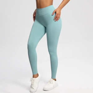 Makroaufnahme der nahtlosen High-Waist-Yogahose in Hellblau mit elastischer Mattstruktur