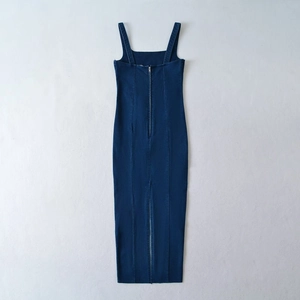 Dunkelblaues Jeans-Bodycon-Midikleid mit Reißverschluss hinten und Schlitz in Flachlage
