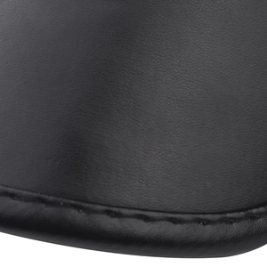 Dettaglio macro della texture in pelle PU nera con cuciture di precisione sul berretto