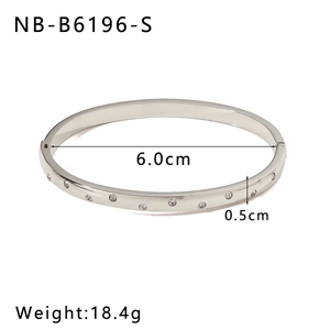 Bracciale ovale in acciaio inossidabile argento con zirconi su sfondo bianco