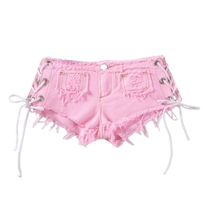 Dettaglio di shorts in denim rosa con lacci laterali e orli sfrangiati su sfondo bianco