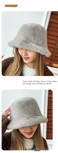 Détail du bob en fausse fourrure grise montrant la texture douce et le style d'hiver