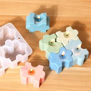 Stampo in silicone a puzzle per candele in resina fai-da-te su sfondo di legno