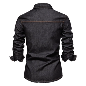 Détail du dos d'une chemise en jean pour hommes avec coutures orange contrastantes