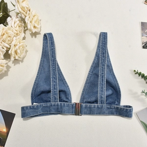 Primo piano del crop top in denim con fibbia in metallo e cuciture a contrasto