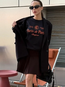 Γυναικείο βαμβακερό T-shirt Paris με μαύρο σακάκι και καφέ πλισέ φούστα σε στυλ δρόμου