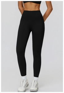 Détail du legging de yoga noir taille haute avec une texture de tissu mat respirant