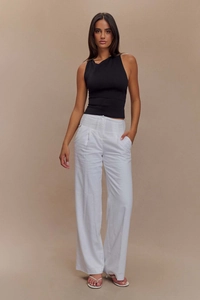 Look chic con top nero con scollo a V e pantaloni bianchi a vita alta