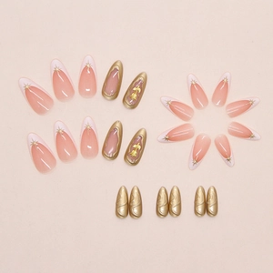 Détails d'ongles amande avec relief rose dorée 3D, étoiles et pointes French