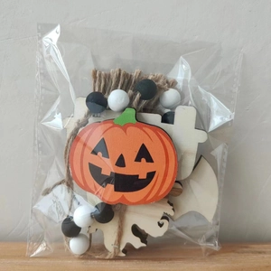 Detailansicht der Halloween Holzperlenkette mit Kürbis-Anhänger und Hanfquasten