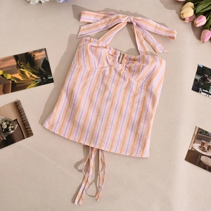 Top a fascia a righe arancioni e viola con lacci regolabili in stile flat lay